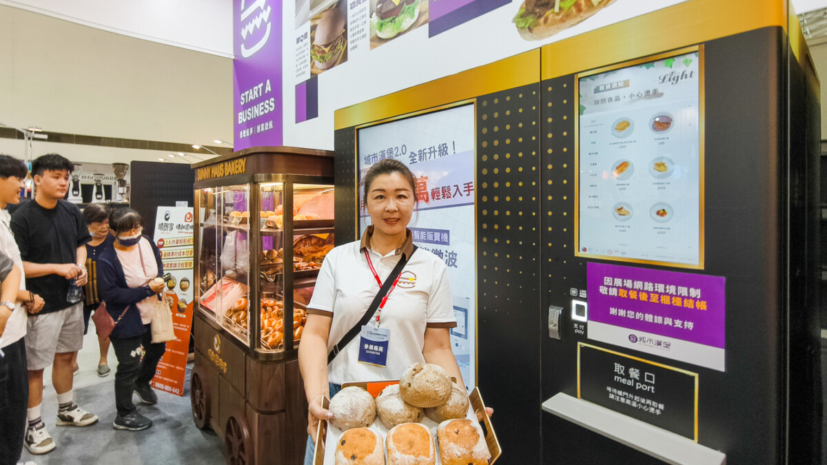 ▲城市漢堡執行長陳賽華指出，三款販賣機均可結合門市營運流程。（圖/記者黃淑貞攝）