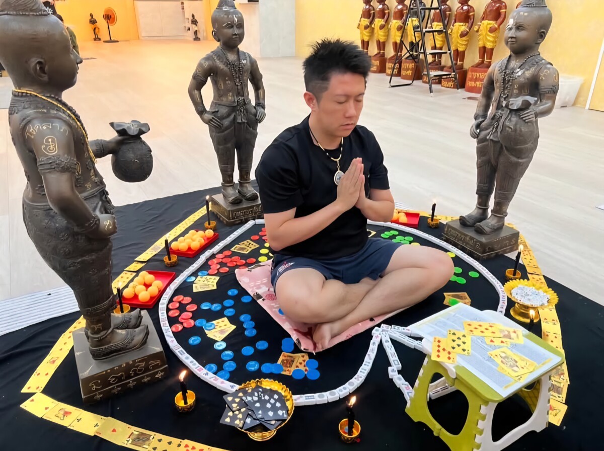公益網紅賓賓哥在自家神壇前舉辦神秘宗教儀式，身邊被各種賭具和籌碼圍繞。(影像自賓賓哥江建樺社群網站)。