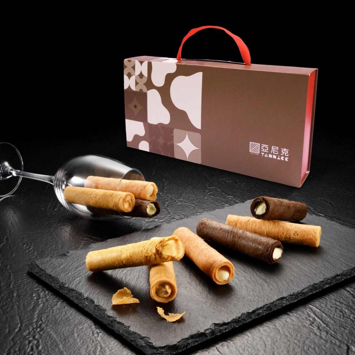 ▲亞尼克中秋常溫伴手禮推薦（新品）：生乳捲風味蛋捲鎏金禮盒，售價520元。（圖/亞尼克提供）