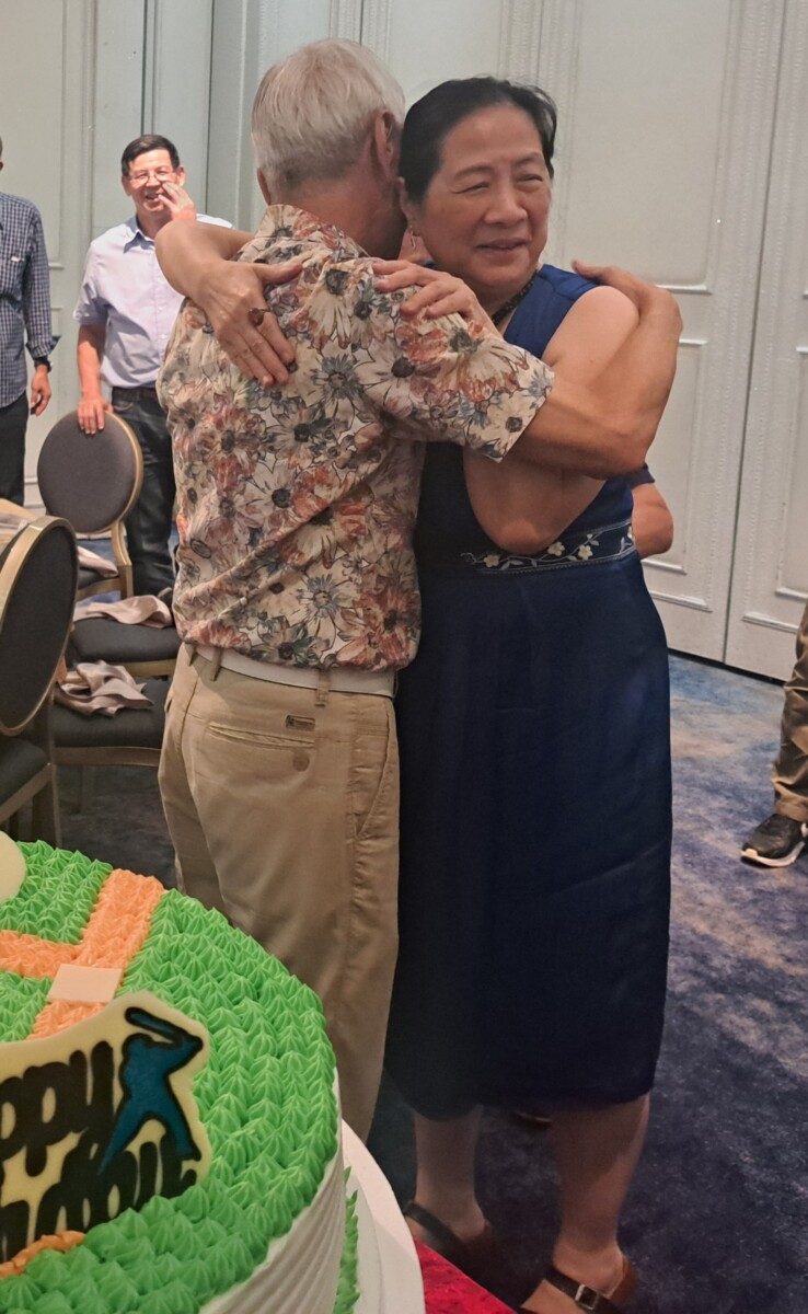 謝明勇總教練的棒球人生就如同跟愛妻般，永遠恩愛相擁不分離。(記者郭晉嘉拍攝)。