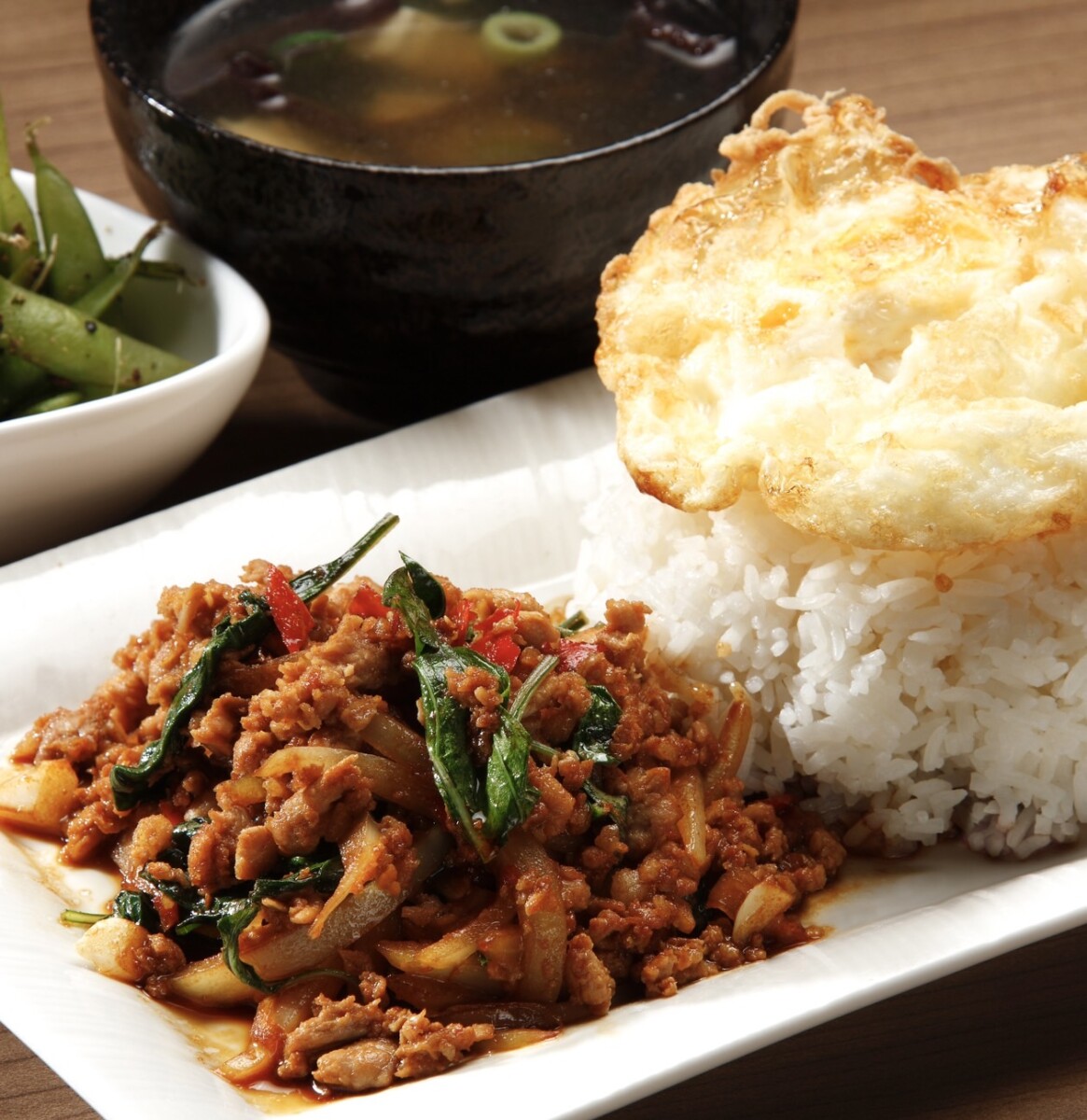 ▲Global Mall新左營車站推雲象泰式料理「辣炒打拋豬肉套餐」原價320元、優惠價295元_。（圖/Global Mall新左營車站提供）
