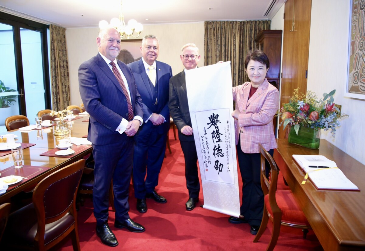 ▲市長盧秀燕與議長(右二)等人合照。(圖/中市府提供) 