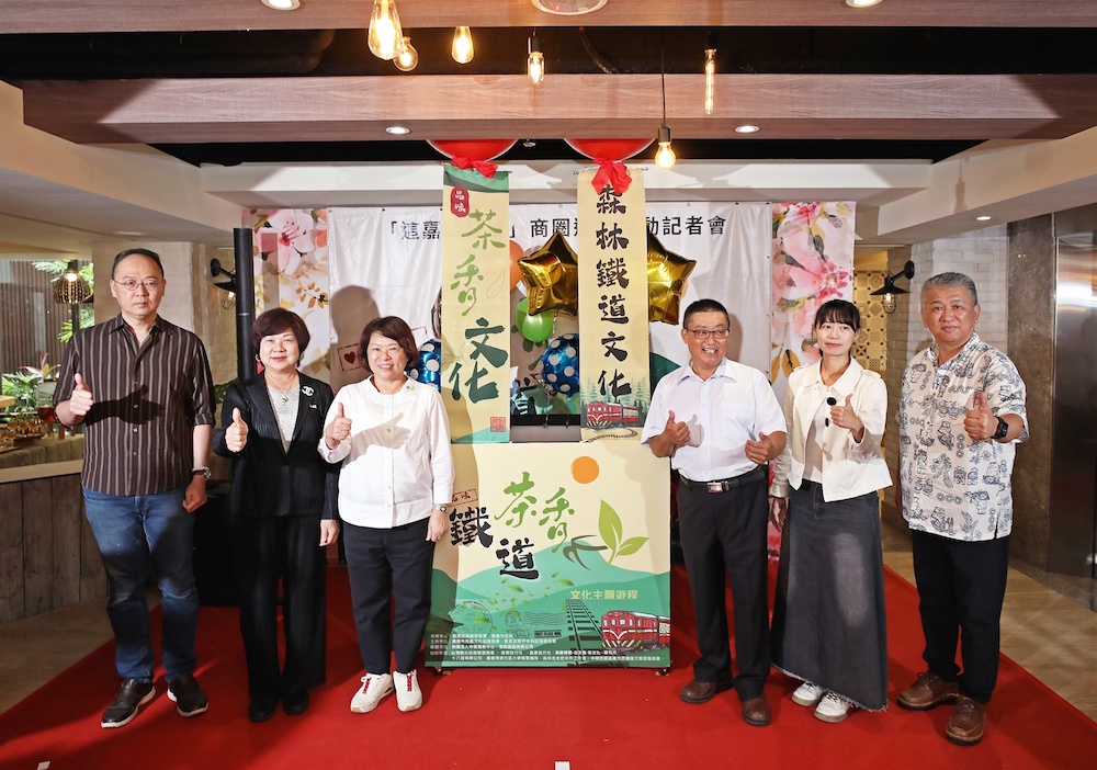勇媽黃敏惠市長帶領公私團隊協力，啟動兩大遊程，要用故鄉的心，款待來嘉的旅客。（圖/記者陳惲朋攝）