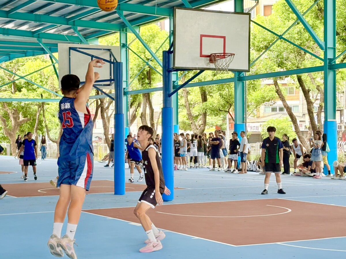 ▲青中心3x3籃球賽，青少年尬球技。(圖/記者顏淑娟翻攝)