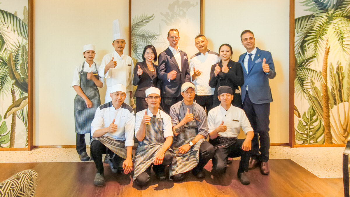 ▲高雄洲際酒店昨天舉辦媒體發佈會「高雄洲際．迎秋新篇章」，總經理與餐飲部主管及主廚們合影，（上排左起為點心房廚房副領班 李欣紋、中餐主廚 張守誠、行銷業務部總監 陳佩詩、總經理Tony Geerts周亞夫、行政主廚 余俊傑、餐飲副總監 吳宥萱、餐飲總監 Gennaro Avagnale喬納然；下排左起為南洋餐廳主廚Wee Ng黃志偉、點心房廚房副領班 李忠霖、義式餐廳副主廚 鍾宥勝、日本料理餐廳廚房助理廚師 王崇二）。（圖/記者黃淑貞攝）