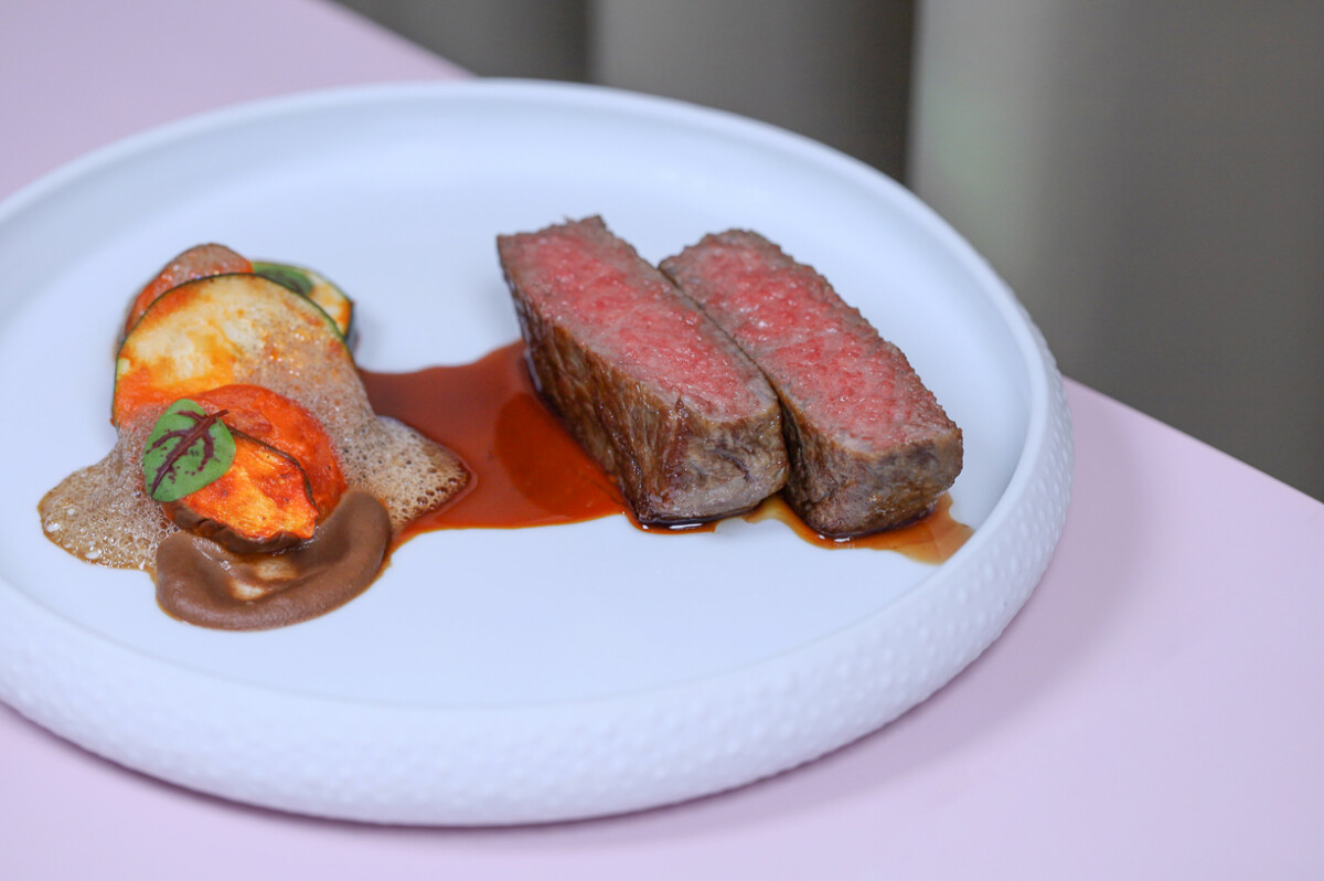 ▲美享地七夕套餐主餐「日本A5和牛肋眼 普羅旺斯燉菜 松露肉汁」選用油花細緻的A5和牛。（圖/高雄萬豪酒店提供）