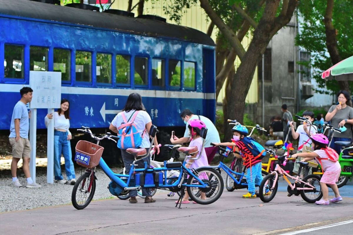 ▲「東豐自行車道」0蛋月台、梅子鐵橋等地標成為留影打卡點，深受親子家庭喜愛。(圖/中市府提供)