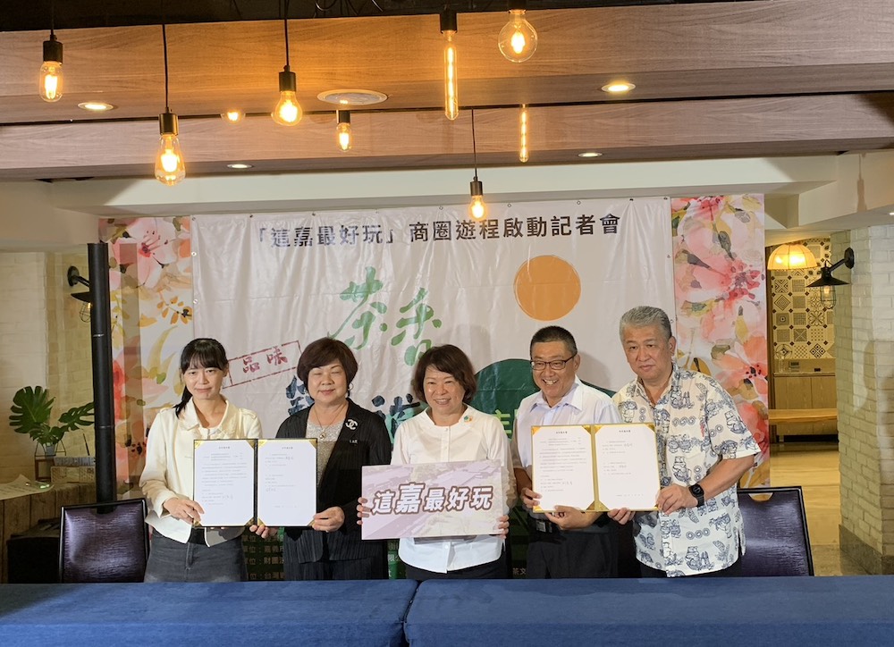 黃敏惠市長（中）出席见證兩大協會與兩大旅行社簽署合作備忘。（圖/記者陳惲朋攝）