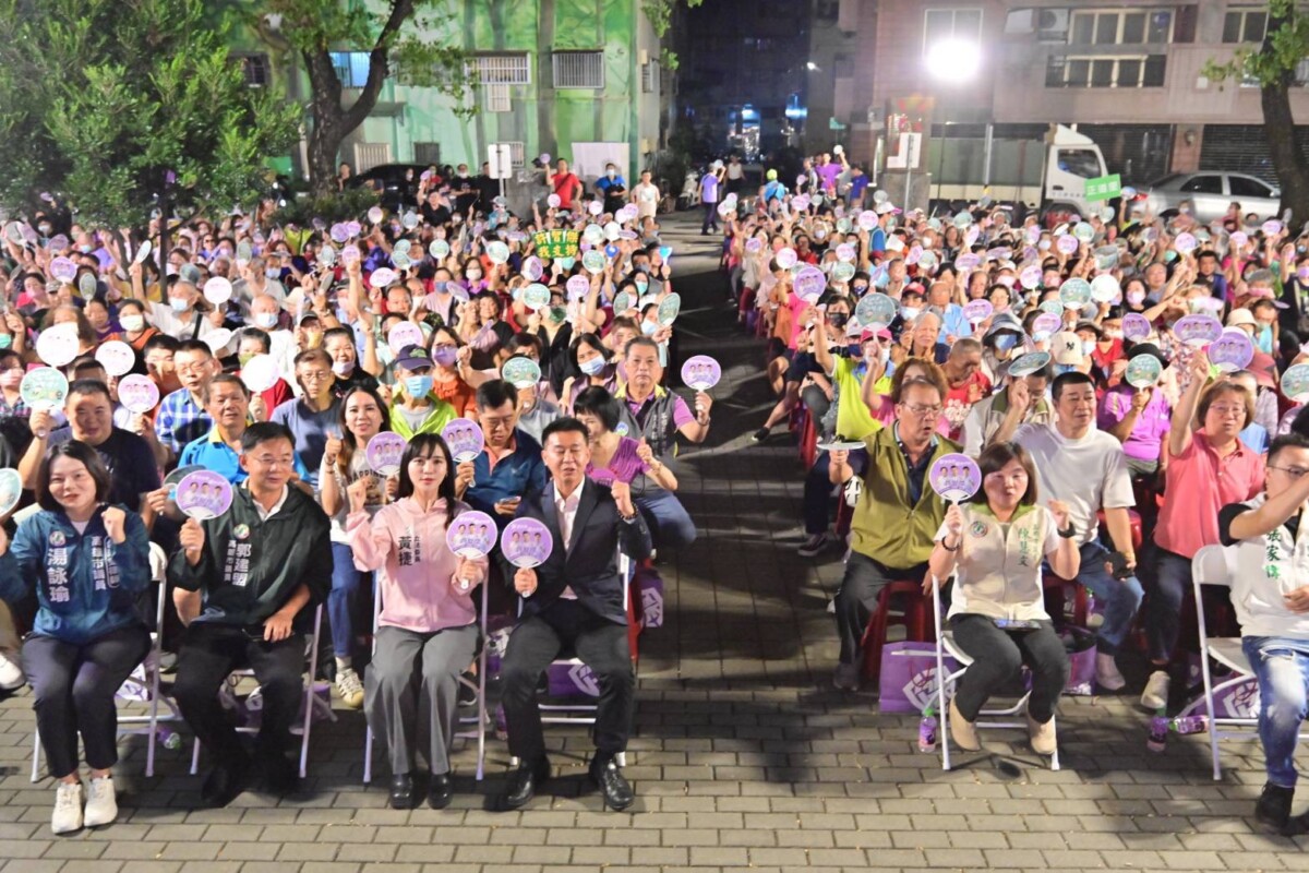 ▲立委許智傑在駁斥新潮流內部整合消息後前往苓雅舉辦市政說明見面會，現場可見多位高雄市立委、議員（記者 陳維鈞/翻攝）