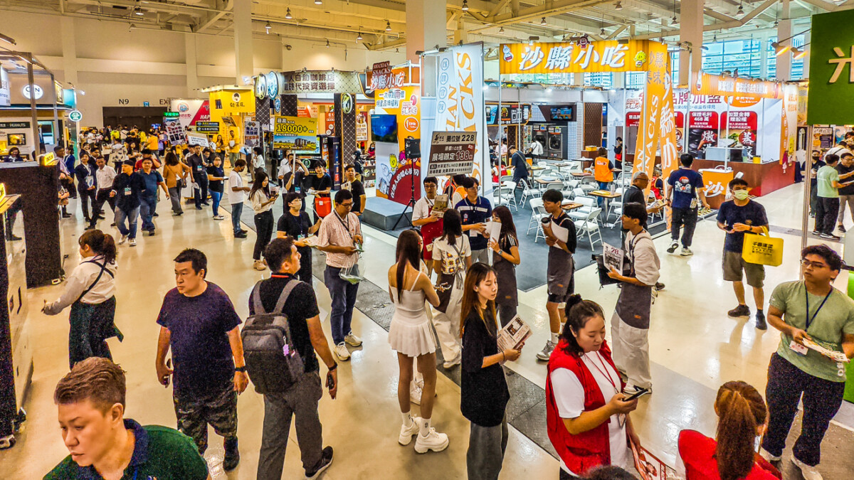 ▲「2025台灣連鎖加盟創業大展－高雄展」，此次有超過300個攤位參展；預估增加5500個就業機會，創造逾新台幣16.5億元商機。（圖/記者黃淑貞攝）