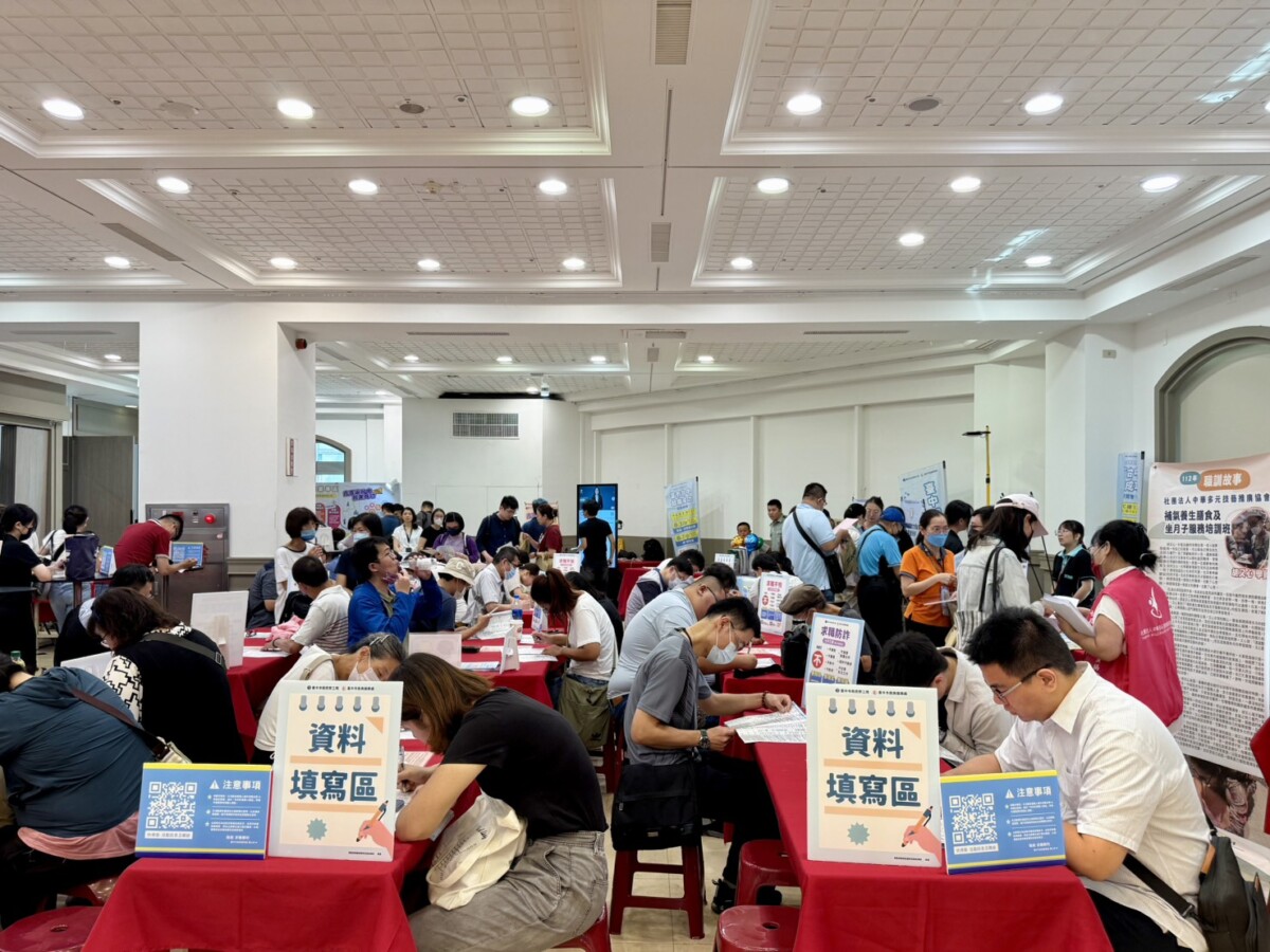 ▲中市府攜手中友百貨舉辦就業博覽會，期許參與者都能順利求職圓滿就業。(圖/記者顏淑娟攝)