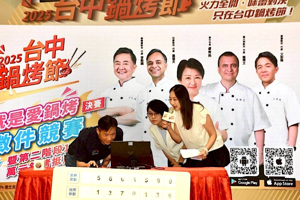 ▲經發局長張峯源今日抽出第二波萬元鍋烤券。(圖/記者顏淑娟翻攝)