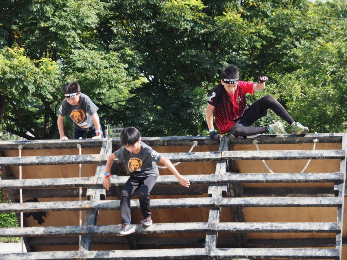 ▲斯巴達亦是一項強調親子共同參與的運動，今日約有1,200名小勇士參賽。(圖/中市府提供)