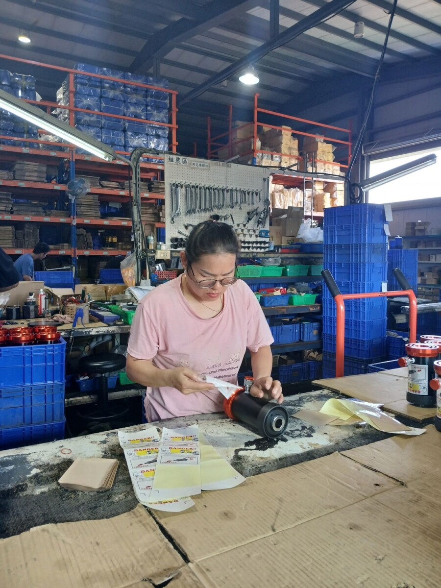 來自泰國的新住民阿佩（化名），在朴子就業中心水上就業服務台的陪伴與協助下，找到第一份正職工作，不僅能分擔家庭經濟壓力，更建立自信。（圖/朴子就業中心提供）