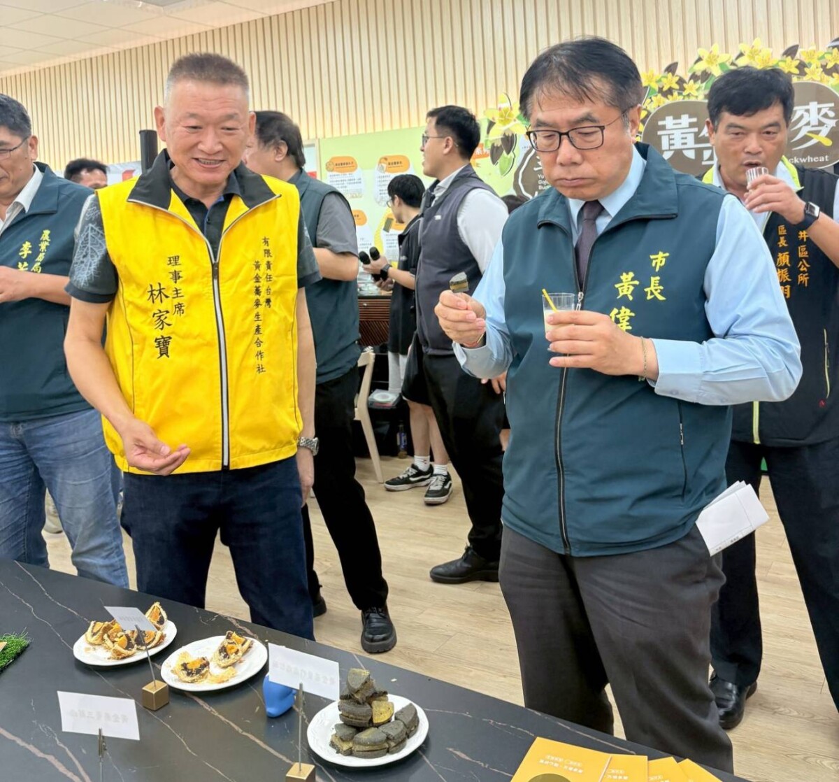 ▲黃偉哲市長現場試吃以黃金蕎麥開發的各式食品，不僅美味且兼顧健康。（圖／記者陳彥霖翻攝）