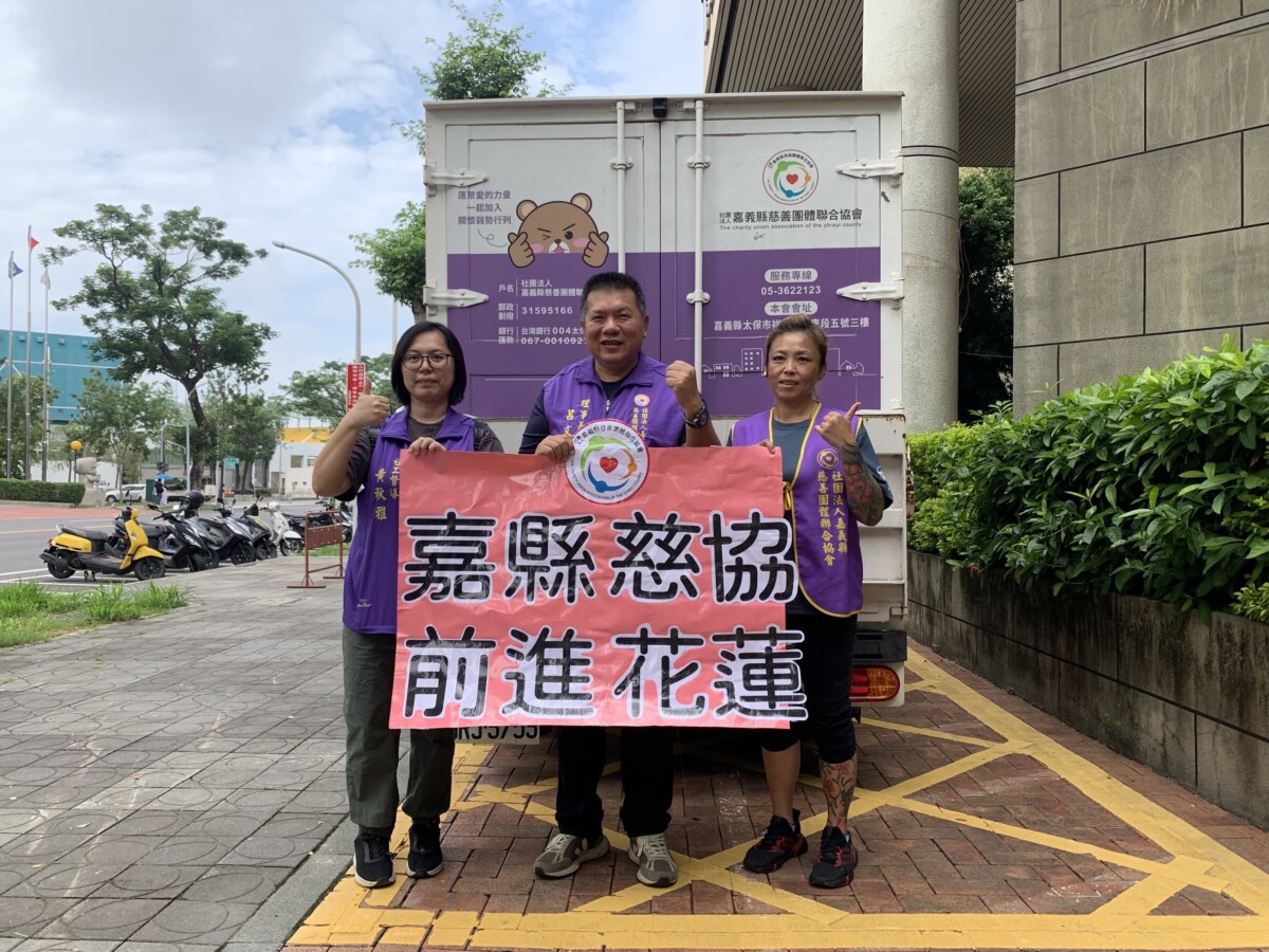 嘉義縣慈善團體聯合協會理事長呂文正親自帶領物資車隊，趕往災區捐物資濟助同胞。（圖/記者陳惲朋攝）