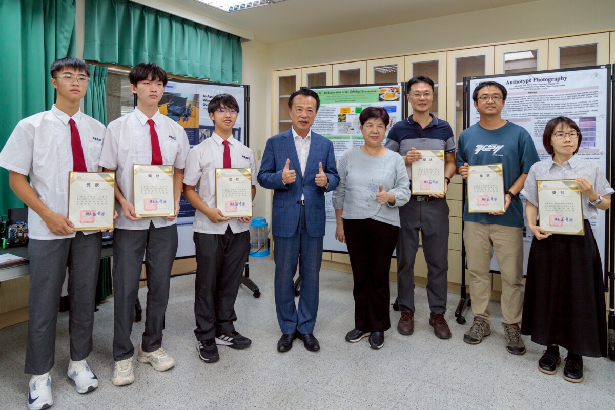 嘉義縣立永慶高中師生國際競賽捷報頻傳，翁章梁縣長親臨貼紅榜，鼓勵努力追夢。（圖/嘉義縣政府提供）