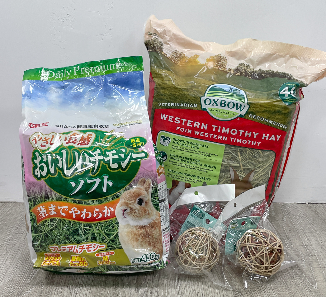 ▲玉兔健康月x愛心認養會 愛兔協會-寵物兔認養、由趴趴兔牧草贊助的參加獎和抽獎獎品。（圖/高雄大立百貨提供）