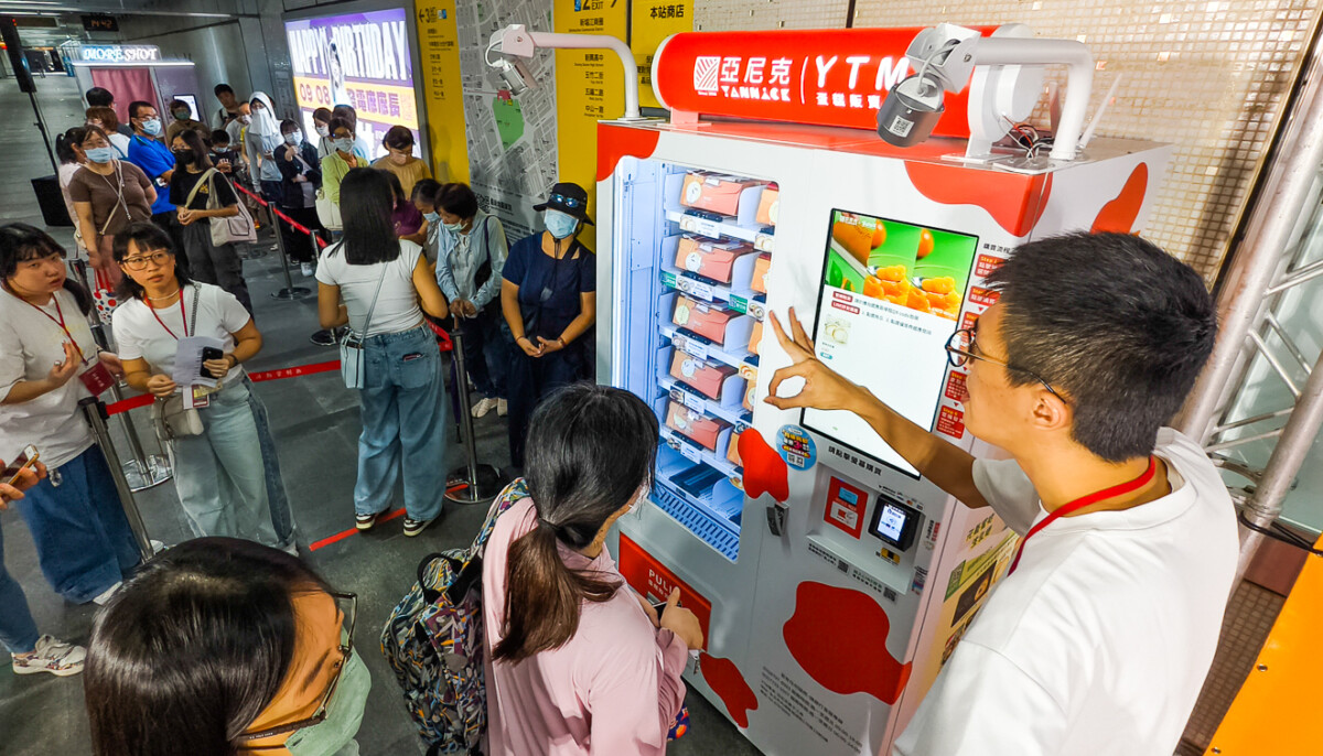 ▲亞尼克推出全台首創YTM蛋糕販賣機，出現在高雄捷運中央公園。（圖/記者黃淑貞攝）