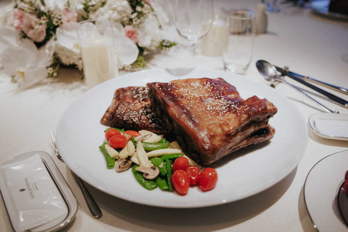 ▲高雄洲際酒店「永恆戀曲．際遇」婚宴專案每桌NT$26,999元「尊榮饗宴」菜單精選佳餚。（圖/高雄洲際酒店提供）