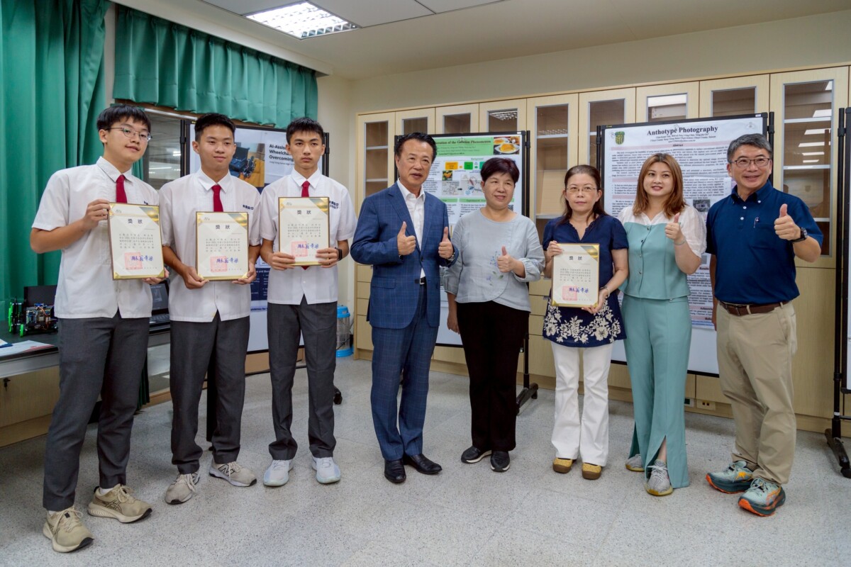 嘉義縣立永慶高中師生國際競賽捷報頻傳，翁章梁縣長親臨貼紅榜，鼓勵努力追夢。（圖/嘉義縣政府提供）