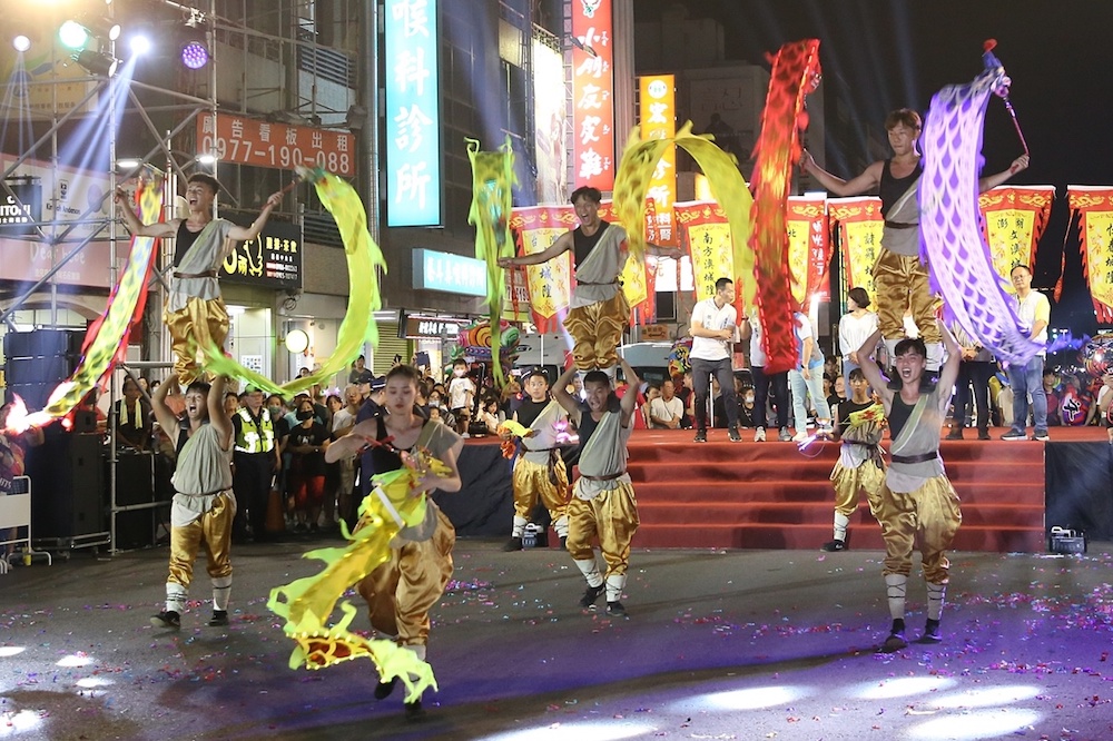 嘉義市城隍廟隆重舉行九城隍齊聚護祐嘉義的夜巡諸羅城遶境活動，現場氣氛熱鬧。（圖/嘉義市政府提供）
