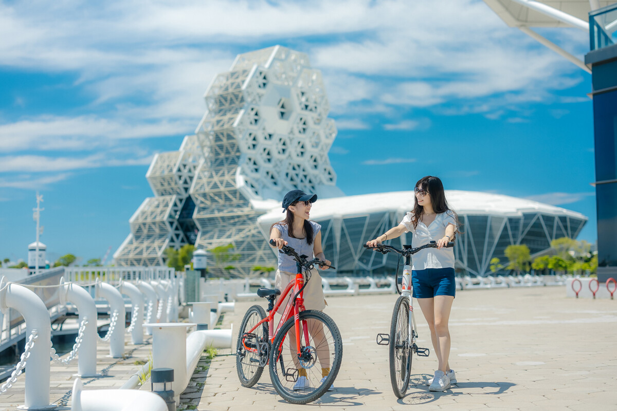▲低碳輕旅行住房專案，雙人入住行政客房3,399元起，專案搭贈每人兩小時DOSUN電輔車體驗。（圖/高雄福容大飯店提供）