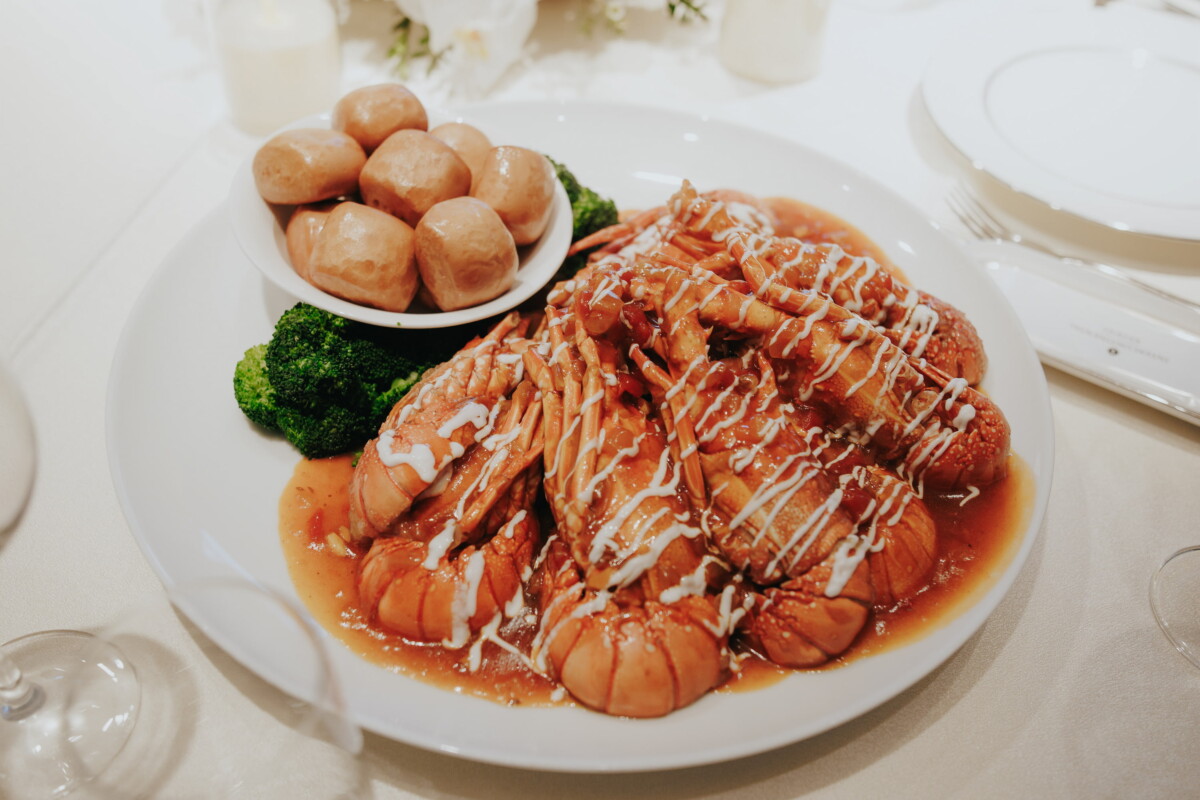 ▲高雄洲際酒店「永恆戀曲．際遇」婚宴專案每桌NT$26,999元「尊榮饗宴」菜單精選佳餚：馬薩拉優格開邊龍蝦佐小饅頭。（圖/高雄洲際酒店提供）