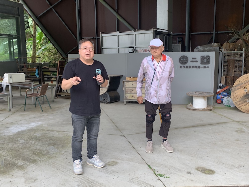嘉義縣政府張安吉科長（左）、嚴清雅村長（右）提太平的文化藝術。（圖/記者陳惲朋攝）