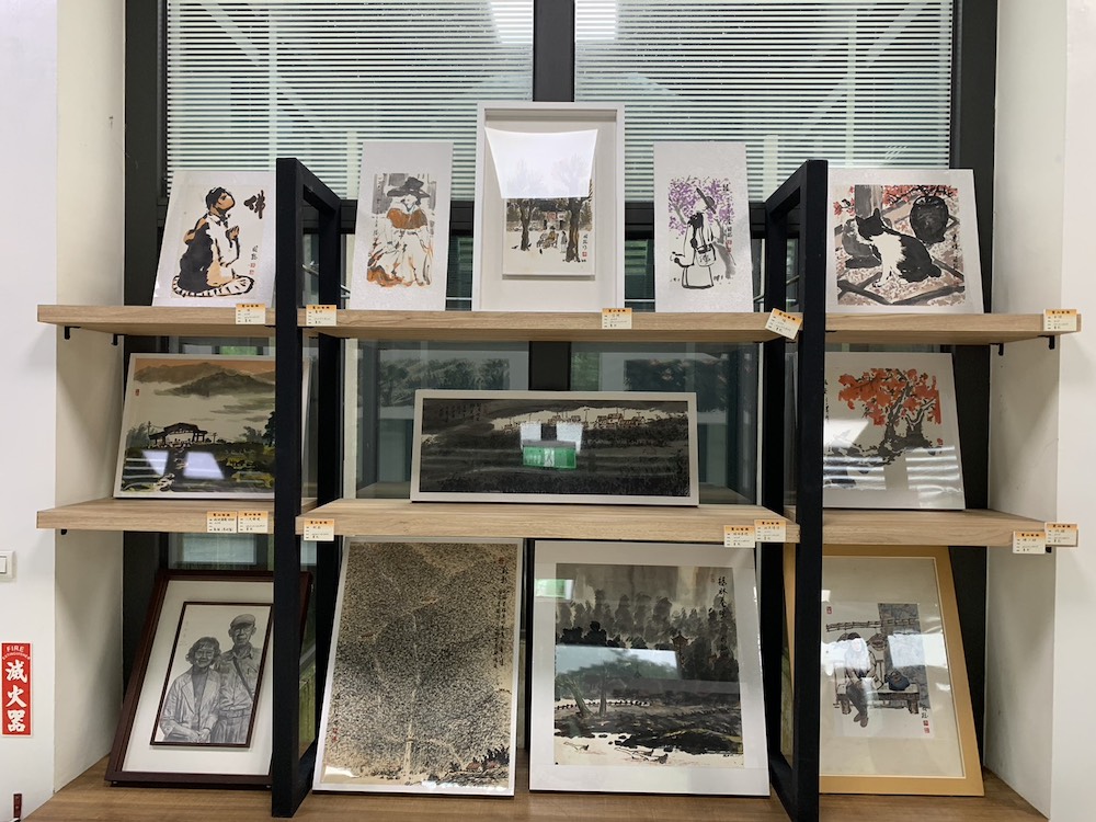 集駐村藝術家大作的藝展。（圖/記者陳惲朋攝）