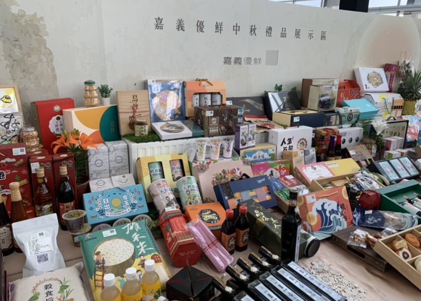 嘉義縣「嘉義優鮮」 20家業者34項特色農產品，除有嘉義縣政府品質保證外，現又有故宮的聯名加持。（圖/記者陳惲朋攝）