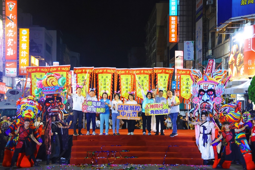 嘉義市城隍廟隆重舉行九城隍齊聚護祐嘉義的夜巡諸羅城遶境活動，現場氣氛熱鬧。（圖/嘉義市政府提供）