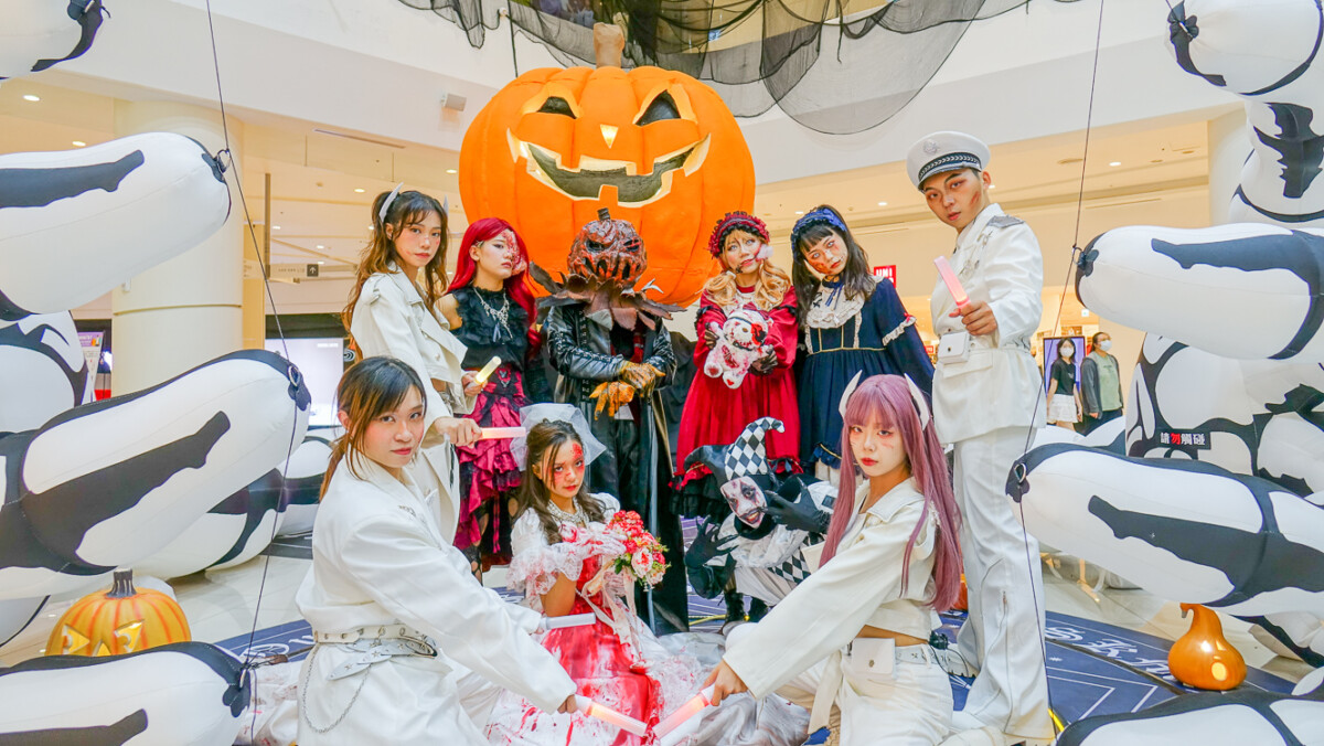 ▲SKM Park Outlets 高雄草衙《惡靈來襲 南瓜鎮封印戰》，看「南老大」與「使者保衛隊」對決。（圖/SKM高雄草衙提供）