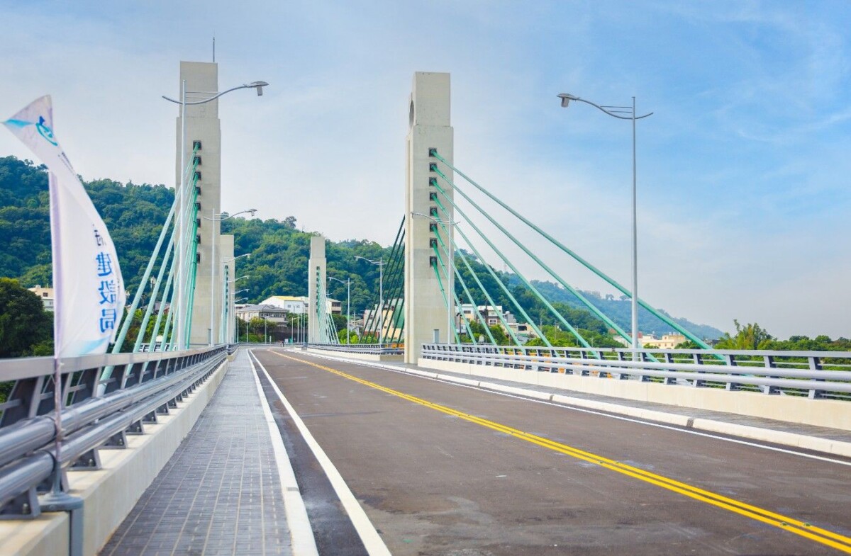 ▲提前4個月完工通車！中市府斥資10億元改建埤豐橋。盧秀燕：要給市民一條安全回家的路。(圖/中市府提供)