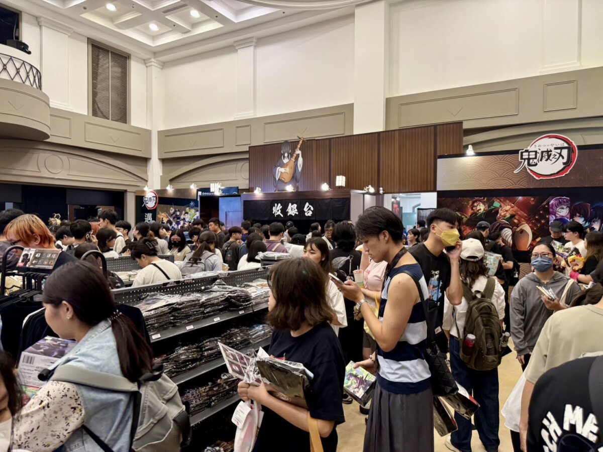 ▲中友百貨打造動漫迷快閃店。全新周邊商品吸引粉絲們排隊搶購。(圖/記者顏淑娟攝)