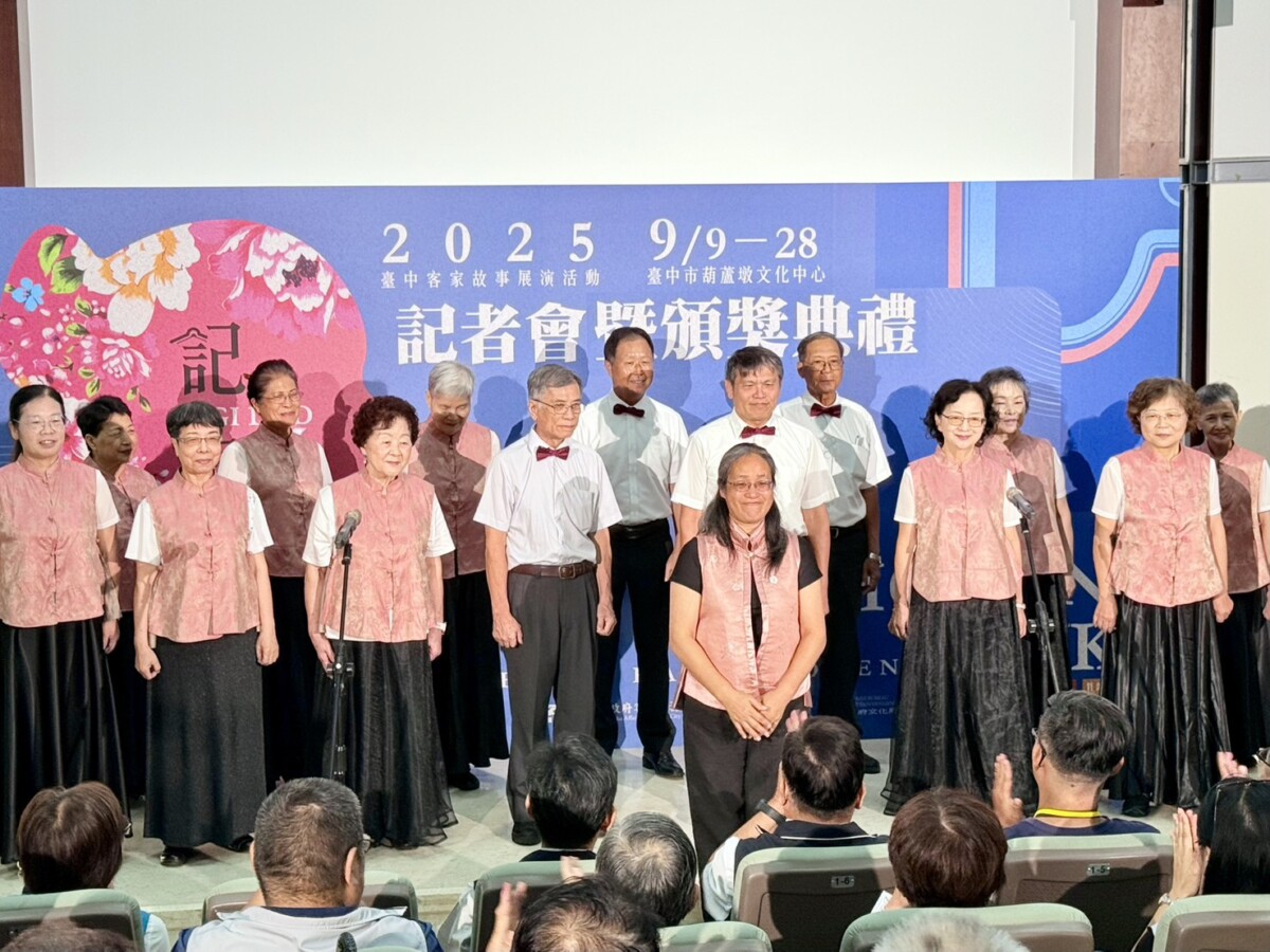 ▲由徐登志老師在1995年成立的大甲河之聲合唱團開場獻唱，象徵文化的延續及傳承。(圖/記者顏淑娟攝)