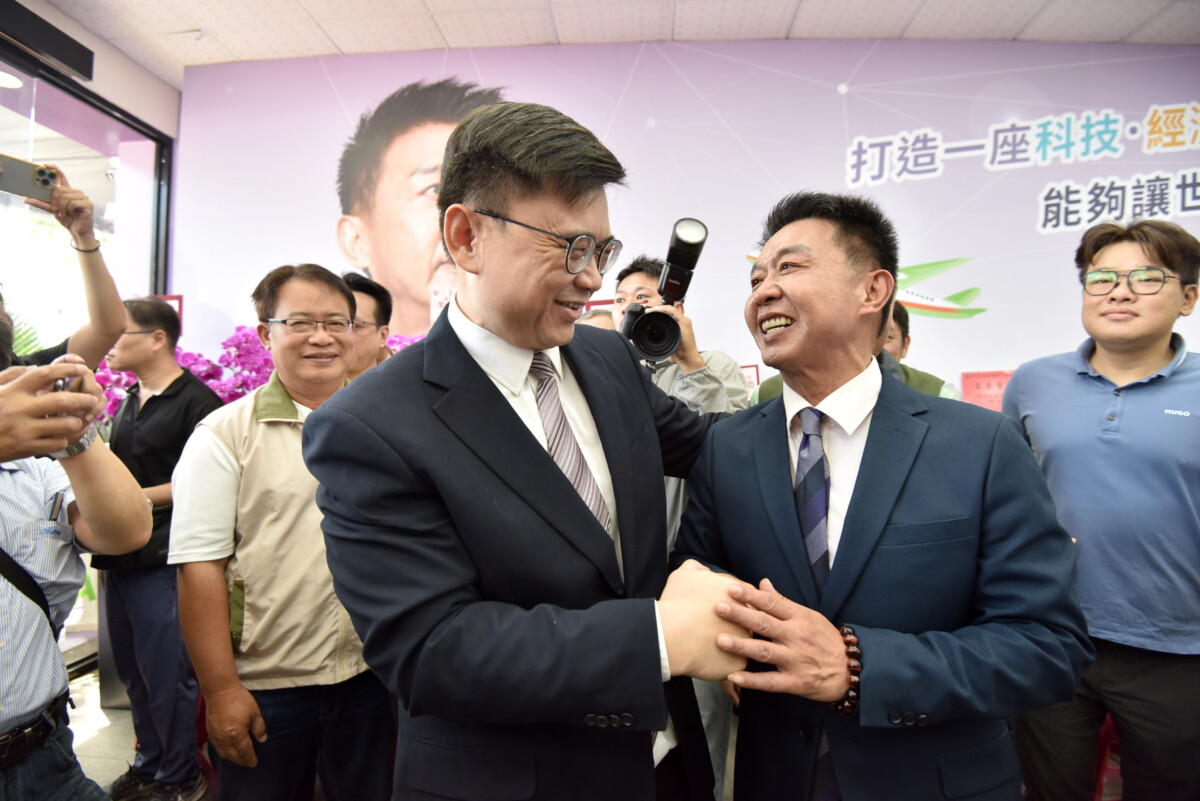 ▲日前立法委員許智傑競選辦公室舉行開幕茶會，各界民意代表紛紛湧入支持。