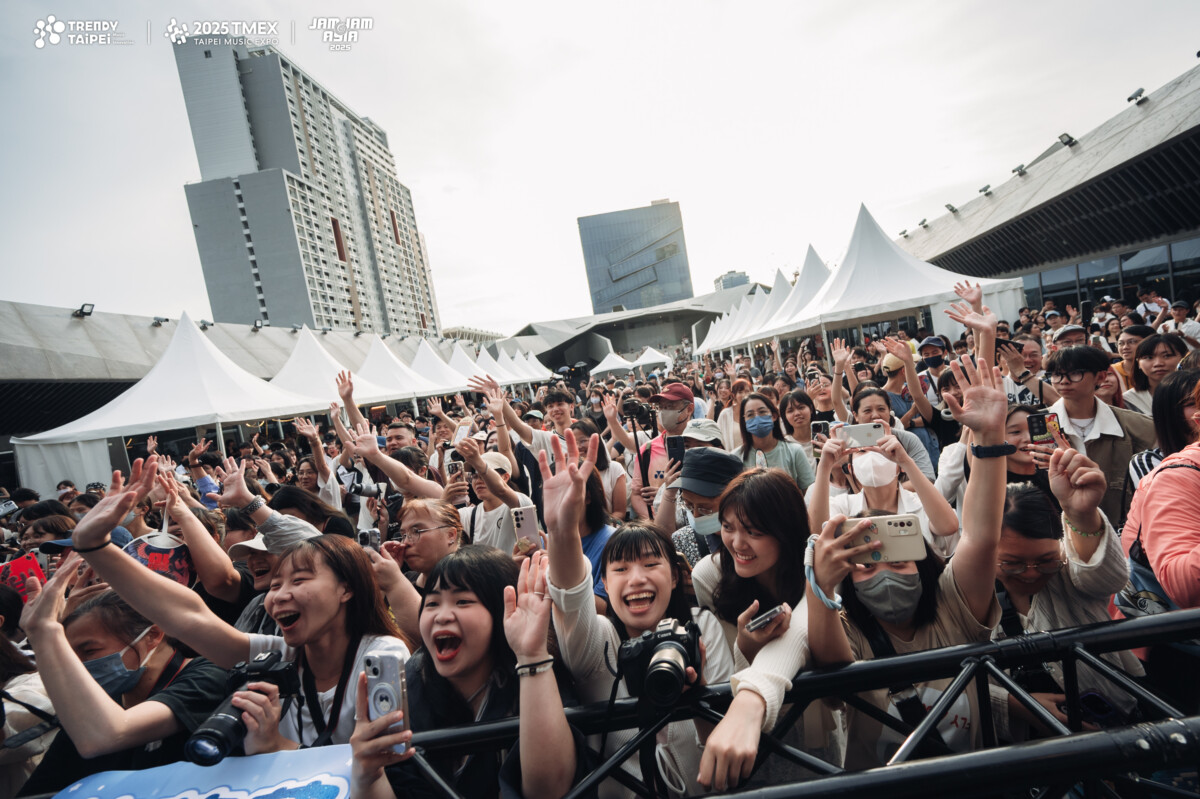 Echo stage