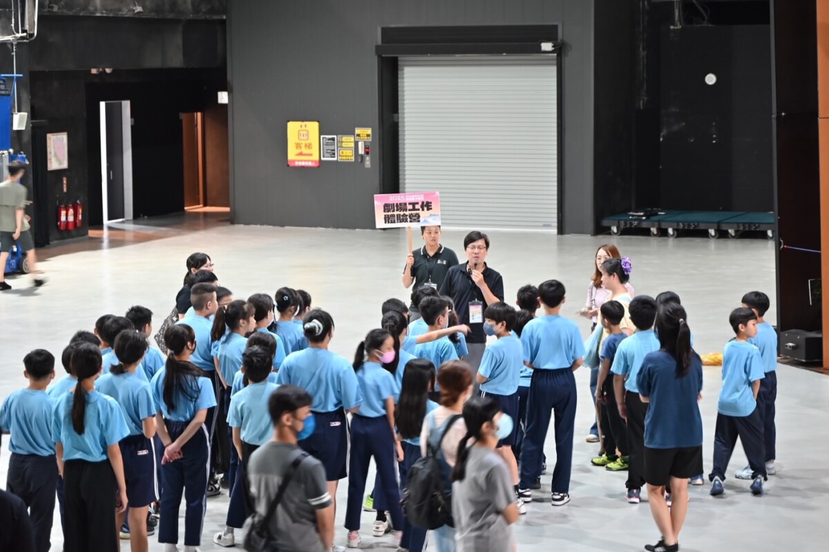 ▲劇場體驗營邀請中山堂駐館人員導覽，讓孩子認識傳統音樂之美、培養團隊精神與藝術素養。(圖/中市府客委會提供)