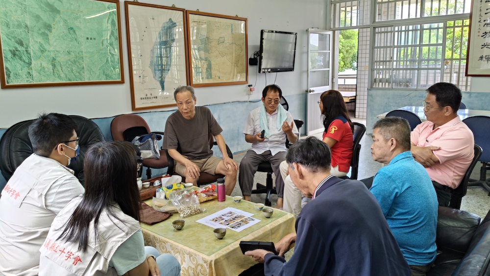 銀髮據點活動在梅山鄉龍眼村展開，9/19日舉辦一場別開生面的慶生活動及闖關遊戲，40多位長輩展現從未有過的活力，享受希望與幸福。（圖/記者陳惲朋翻攝）