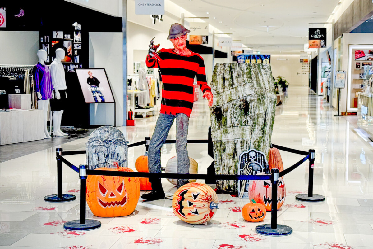 ▲SKM Park Outlets 高雄草衙「南瓜鎮 鬼影來襲」登場，驚悚氛圍提前點亮秋季。（圖/SKM 高雄草衙提供）
