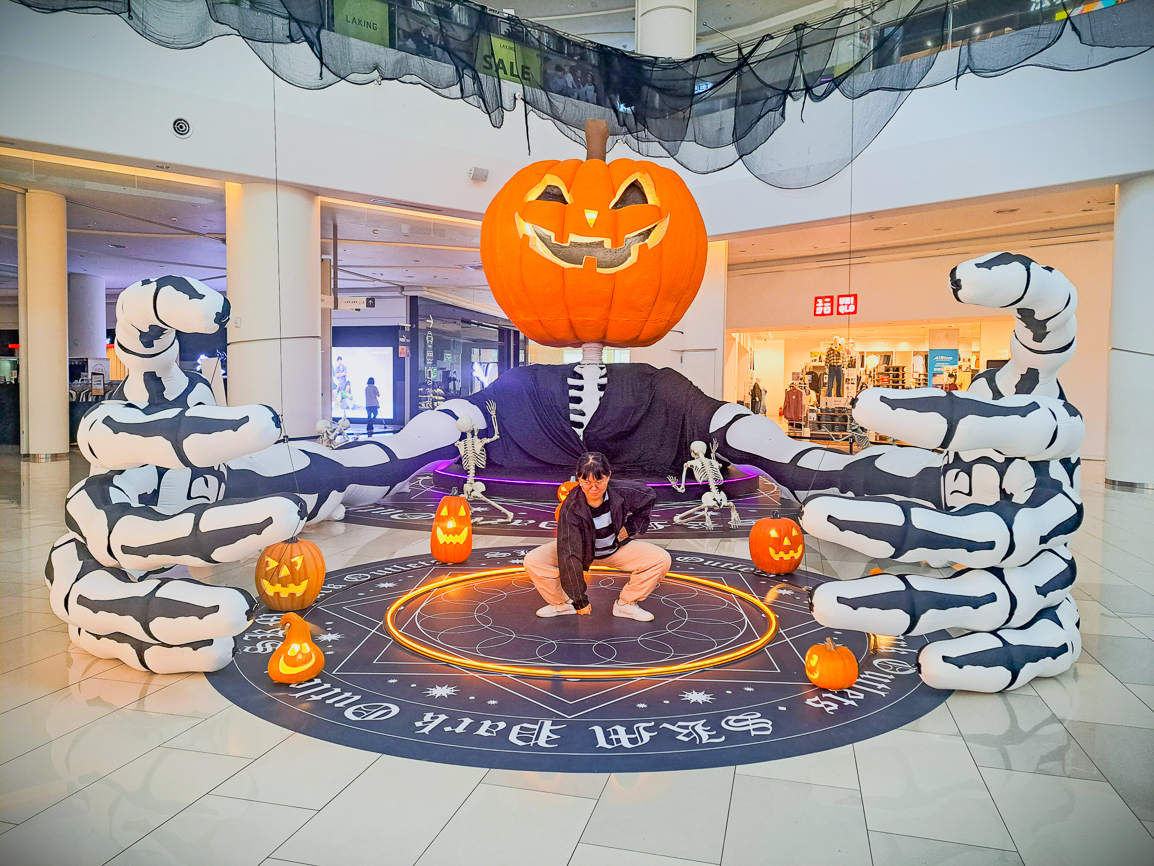 ▲SKM Park Outlets 高雄草衙「南瓜鎮 鬼影來襲」登場，驚悚氛圍提前點亮秋季。（圖/SKM 高雄草衙提供）