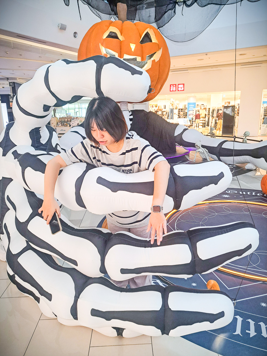 ▲SKM Park Outlets 高雄草衙「南瓜鎮 鬼影來襲」登場，驚悚氛圍提前點亮秋季。（圖/SKM 高雄草衙提供）