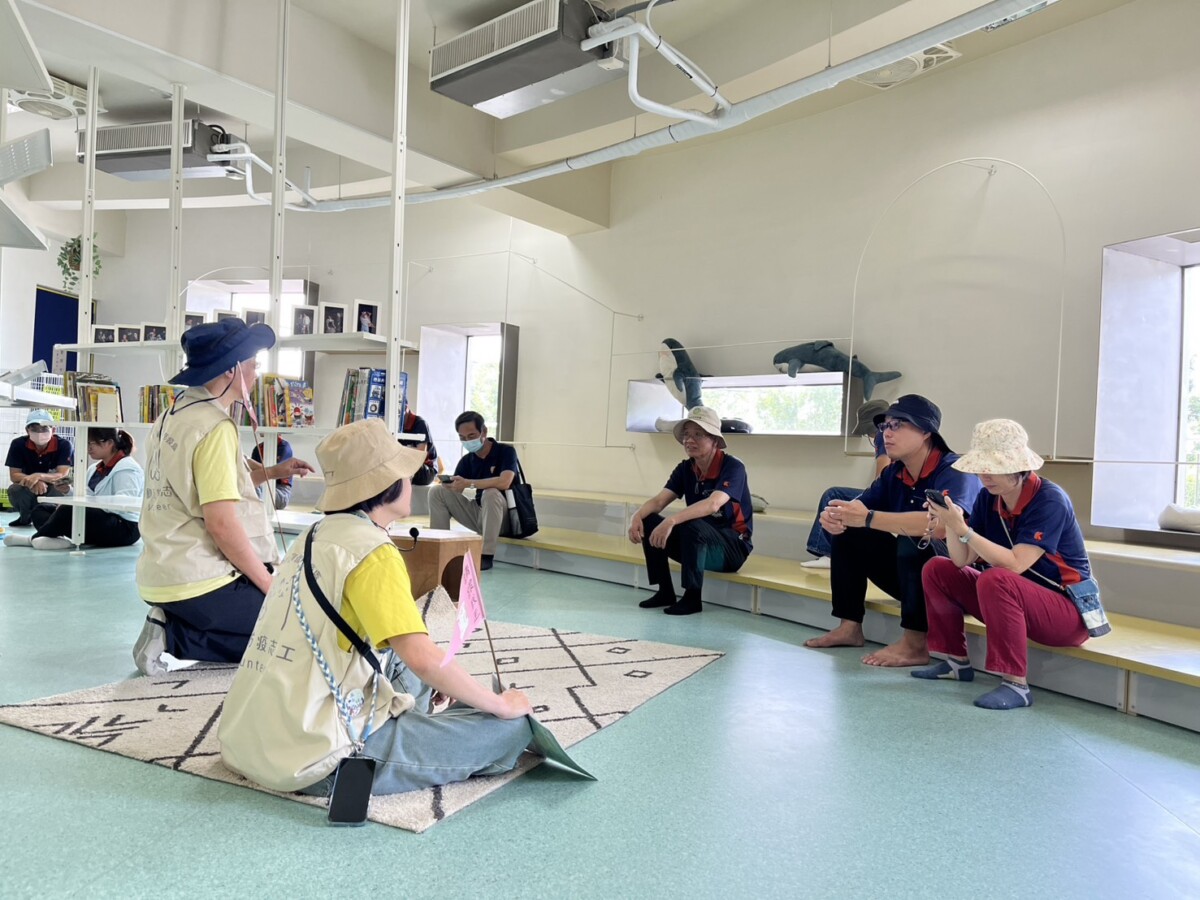 ▲志工帶領教師們園區導覽，更加了解動物之家后里園區之改建理念。(圖/記者顏淑娟翻攝)