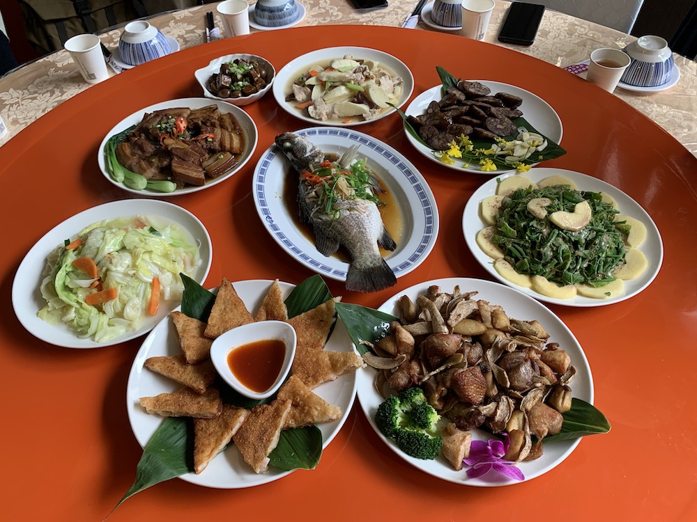 雲境山城現場料理的在地風味美食。（圖/記者陳惲朋攝）
