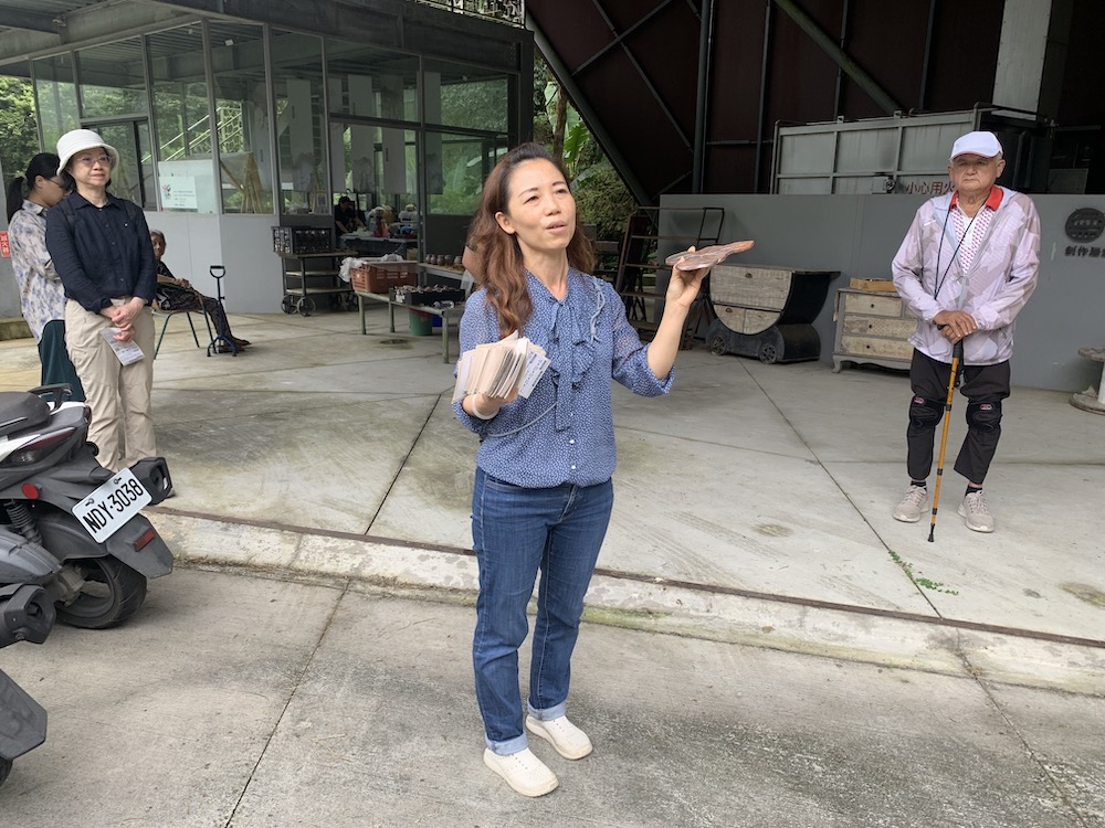 吳金蒨執行長（中）說無二窯創作的獨特。（圖/記者陳惲朋攝）