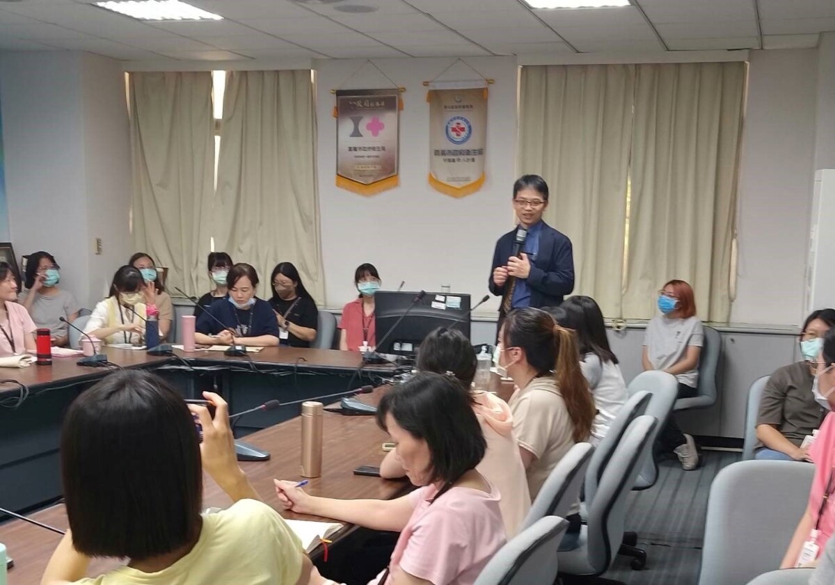 江金星主任檢察官針對公務員在職務範圍內，深入說明「便民」措施與非法「圖利」行為兩者的區別，讓公務員理解圖利與便民的差異。（圖/嘉義地檢署提供）