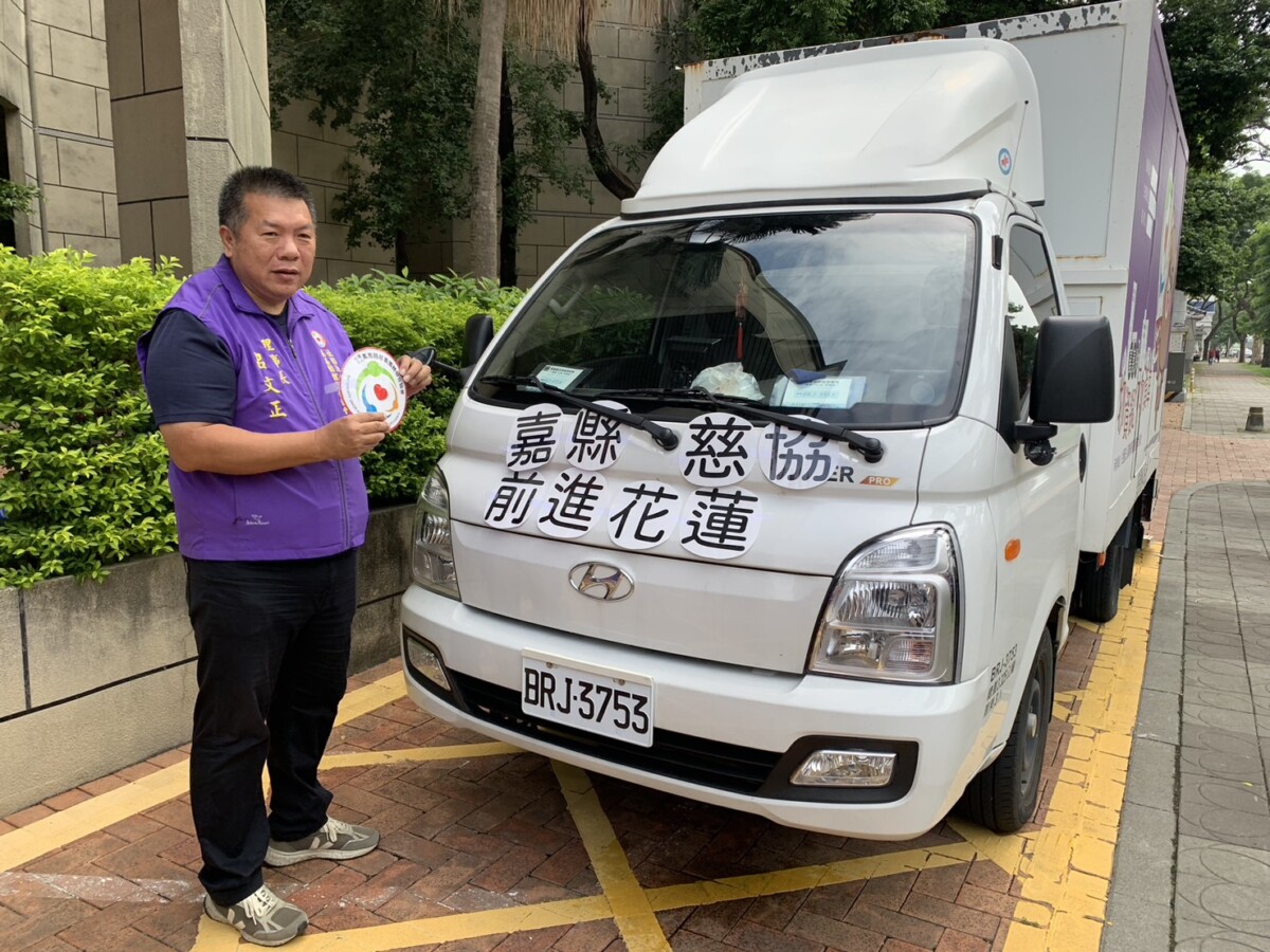 嘉義縣慈善團體聯合協會理事長呂文正親自帶領物資車隊，趕往災區捐物資濟助同胞。（圖/記者陳惲朋攝）