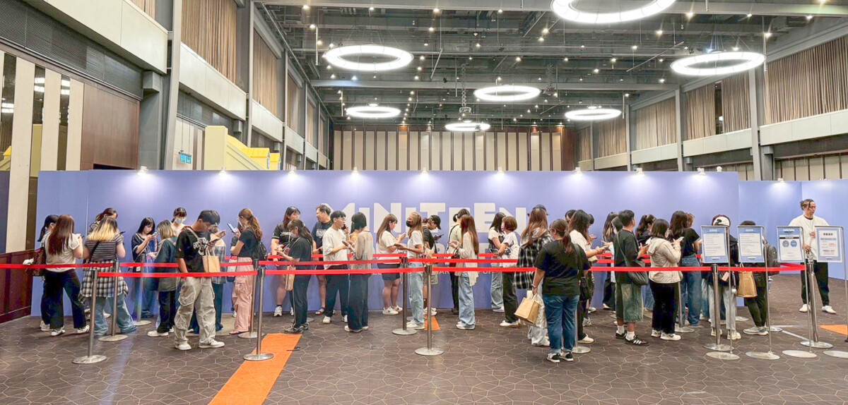 ▲SEVENTEEN_官方角色快閃店《MINITEEN_HOUSE_PARTY》粉絲排隊瘋搶週邊。（圖/新光三越高雄左營店提供）