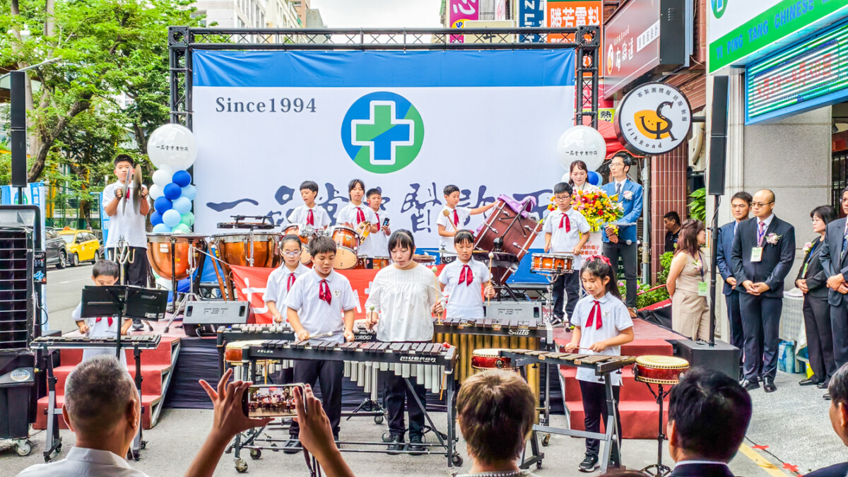 ▲一品堂中醫高雄六合分院今天開幕，安排七賢國小學生打鼓隊的表演，純真震撼的鼓聲感染全場，象徵教育與公益，在愛心澆灌下茁壯。（圖/記者黃淑貞攝）